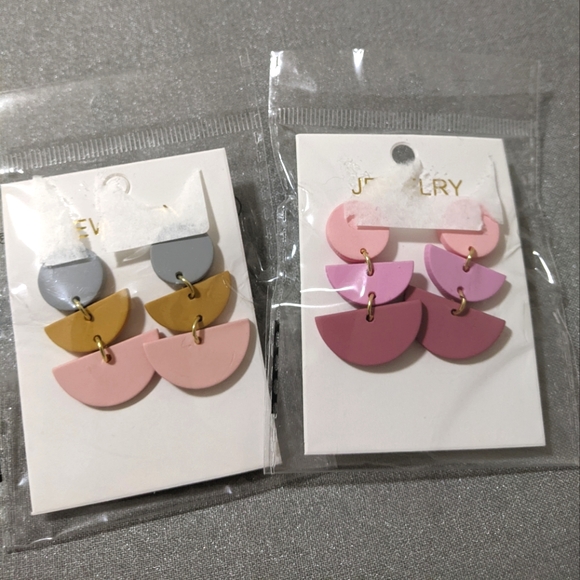 NWT🌼Geometric Half Moon Neutral Earrings - Picture 4 of 4